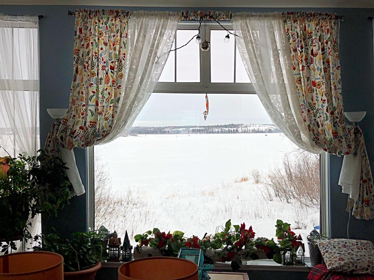 Bed and Breakfast Mabuhay Lakeside Manor Єллоунайф Екстер'єр фото