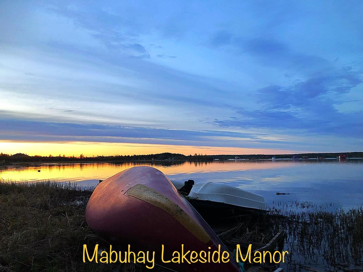 Bed and Breakfast Mabuhay Lakeside Manor Єллоунайф Екстер'єр фото