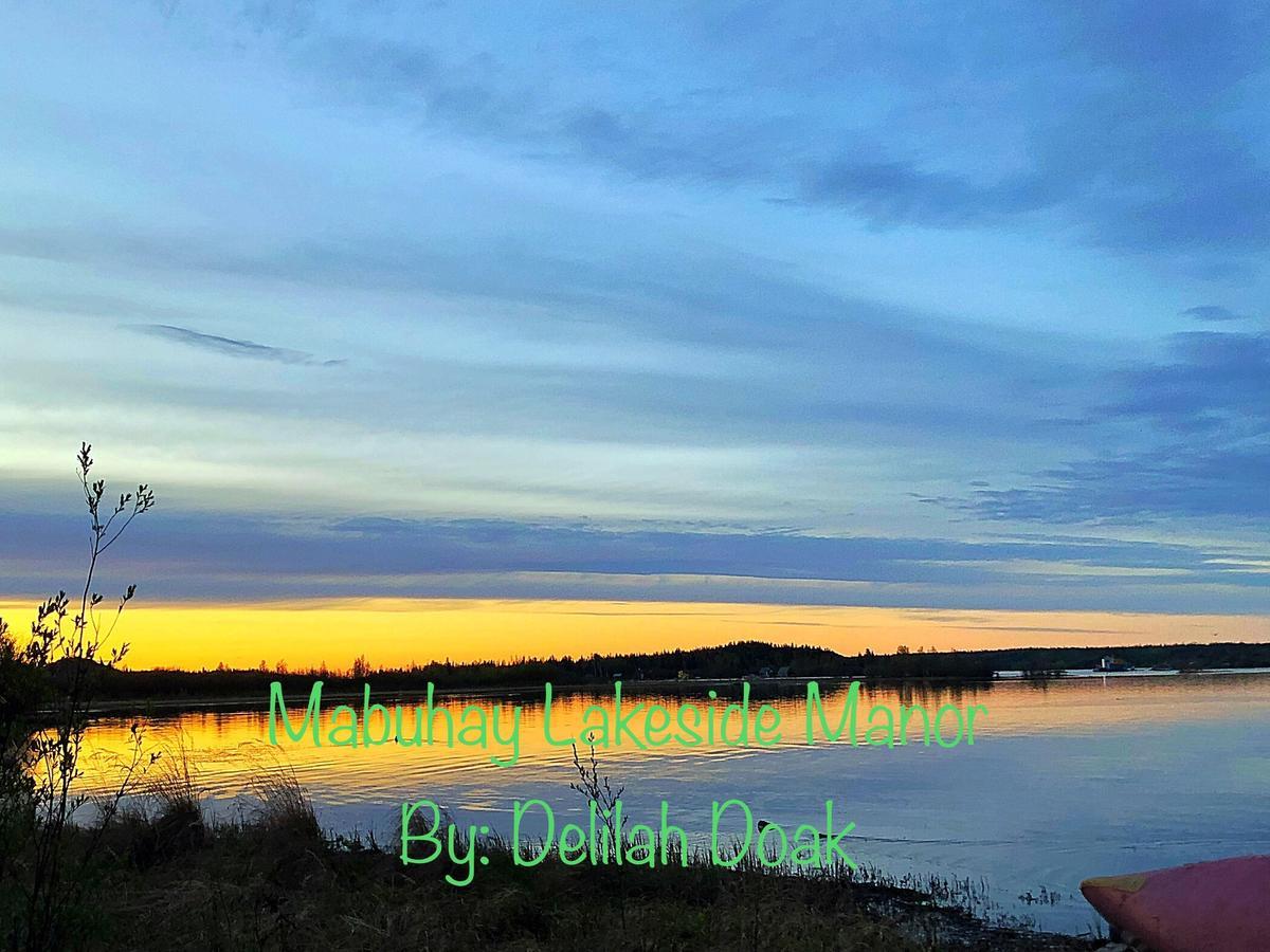 Bed and Breakfast Mabuhay Lakeside Manor Єллоунайф Екстер'єр фото