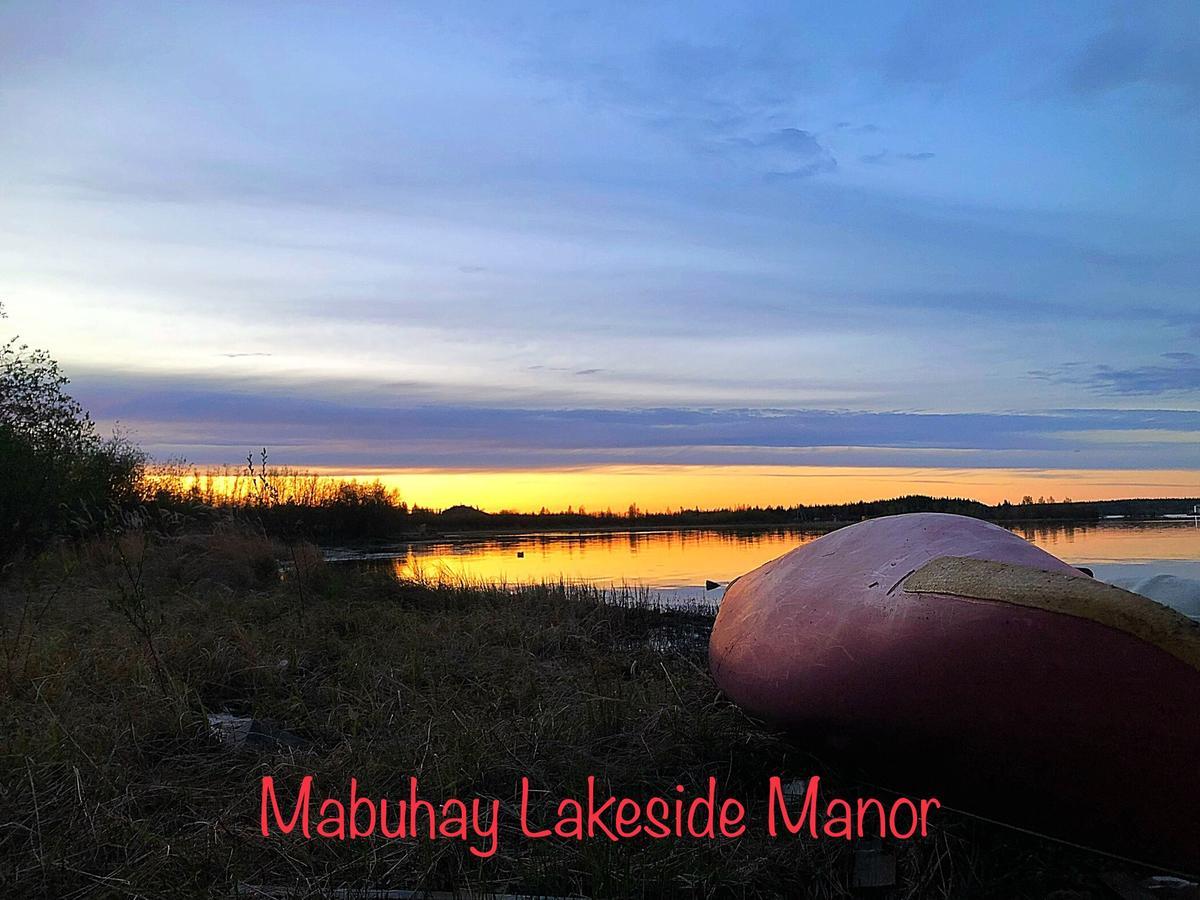Bed and Breakfast Mabuhay Lakeside Manor Єллоунайф Екстер'єр фото