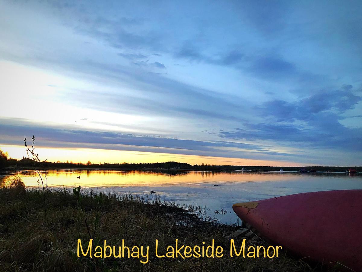 Bed and Breakfast Mabuhay Lakeside Manor Єллоунайф Екстер'єр фото